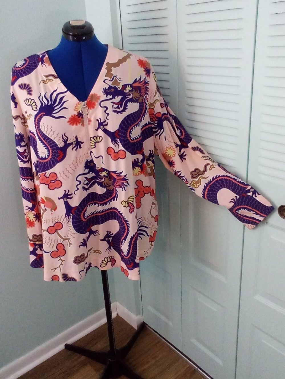 ULLA POPKEN 20/22 100% VISCOSE PALE PINK TUNIC ASIAN INSPIRED DRAGONS V-NECK ZIP